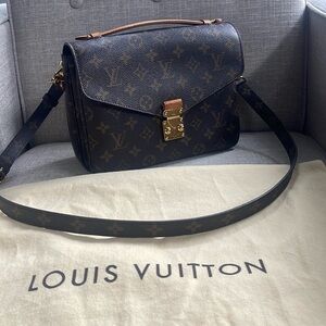 LOUIS VUITTON Pochette Metis Handbag